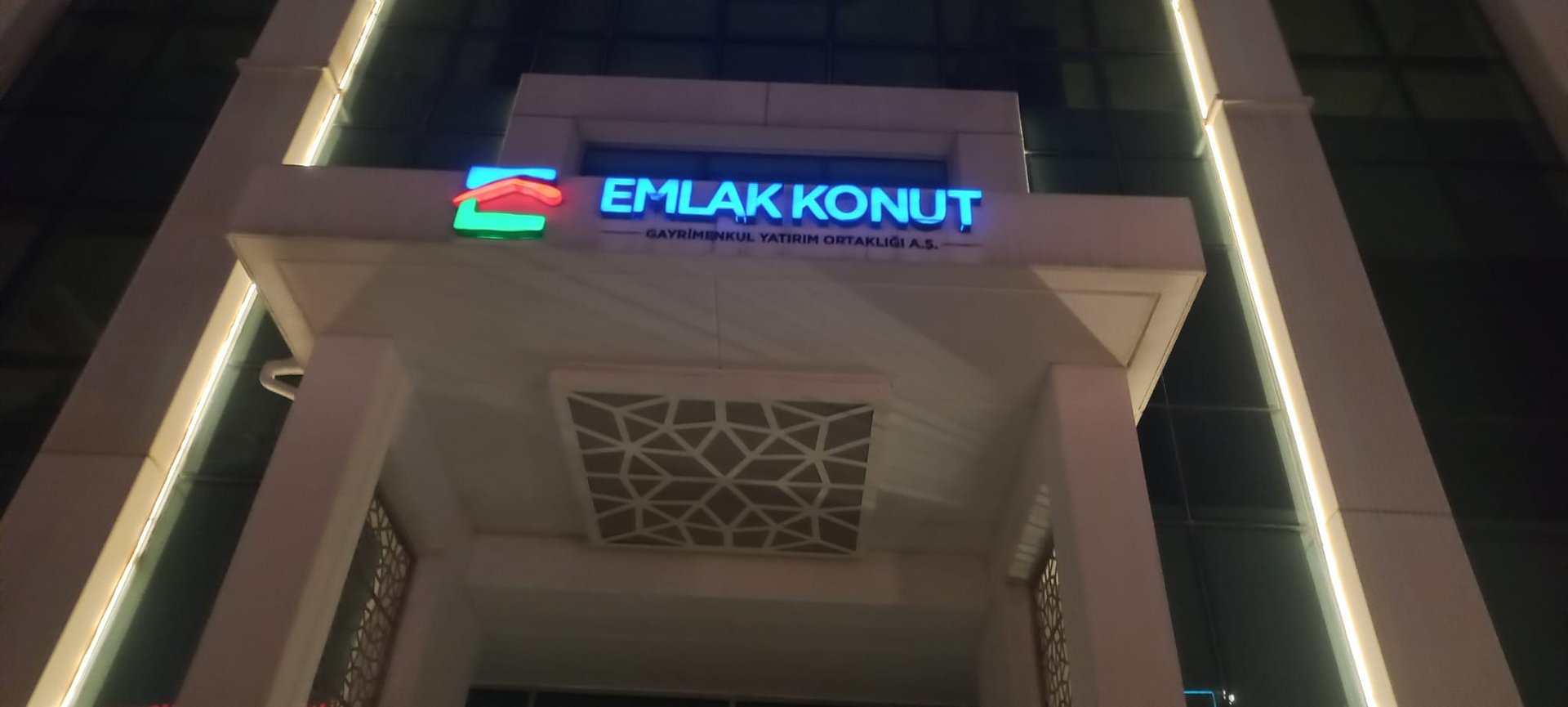 Emlak Konut bina girişinde ışıklı kutu harf tabela - gece